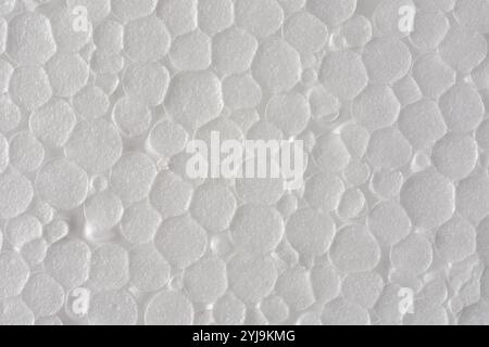 vue macro en gros plan de la texture de fond de surface en polystyrène blanc, structure cellulaire lisse de bulles fermées ou de perles remplies d'air pour l'emballage Banque D'Images