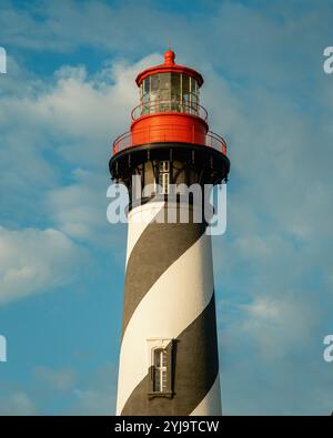 Un imposant phare rayé noir et blanc avec un sommet rouge sur un ciel bleu, situé au phare Augustine & maritime Museum, en août Banque D'Images