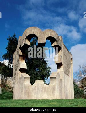 Eduardo Chillida (1924-2002) Sculpteur espagnol. La maison de notre père, 1988. Monument à Guernica créé pour commémorer le 50e anniversaire du bombardement de la ville en 1937. Guernika. Espagne. Banque D'Images