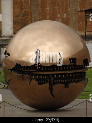 Sphère dans la sphère. Sculpture en bronze du sculpteur italien Arnaldo Pomodoro (né en 1926). Cortile della Pigna (Cour de l'ananas). Musées du Vatican. Cité du Vatican. Banque D'Images