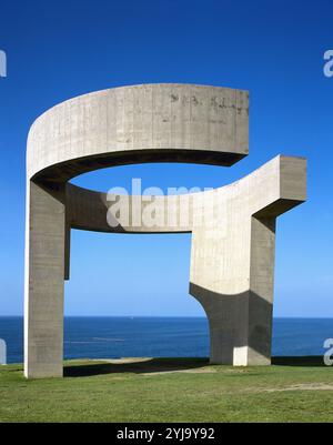 ARTE S. XX. ESPAÑA. Chillida, Eduardo (San Sebastián, 1924-2002). Escultor vasco. "ELOGIO DEL HORIZONTE" (1989). Escultura en hormigón, Situado en el Cerro Santa Catalina. GIJON. Les Asturies. Banque D'Images