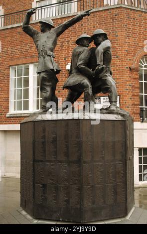 John William Mills (b. 1933). Sculpteur anglais. Blitz (1991). Memorial en l'honneur des pompiers qui ont perdu la vie en service après l'extinction des incendies causés par les bombardements allemands de la Luftwaffe durant la Seconde Guerre mondiale. Sculpture en bronze. Londres. L'Angleterre. UK. Banque D'Images