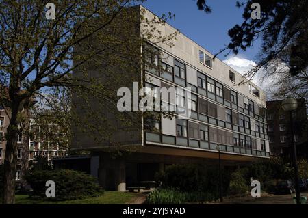 France, Paris. Le Campus de l'Université internationale. Le pavillon suisse. Bâtiment conçu par le Corbusier (1887-1965) et Pierre Jeanneret (1896-1967) entre 1930 et 1931. Il a été inauguré en juillet 1933. Vue extérieure. Banque D'Images