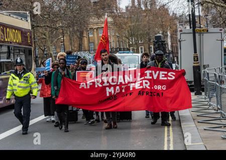 Londres, Royaume-Uni. 8 décembre 2018. Les manifestants se réunissent à la Maison de l'Europe pour protester contre l'inaction des migrants et réfugiés africains vendus ou détenus contre leur gré en Libye par des terroristes et des djihadistes financés par l'UE et d'autres. Ils ont défilé pour protester devant le Foreign & Commonwealth Office, affirmant que le Royaume-Uni n'avait rien fait pour aider parce que les victimes étaient africaines, puis se sont brièvement arrêtés à Downing St en route pour l'ambassade de Libye. Banque D'Images