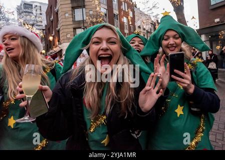 Londres, Royaume-Uni. 8th December 2018.des foules de personnes vêtues de costumes de Père Noël, avec l'elfe étrange et les rennes ont fait leur chemin vers Trafalgar Square répandant des nouvelles heureuses alors que l'obscurité est tombée, certains suivant des systèmes de son tirés à la main et dansant dans les rues, bien que de nombreux groupes ont été détournés dans les pubs et les magasins d'alimentation sur le chemin. Beaucoup portaient des bouteilles ou des canettes et tous étaient de bonne humeur. Santacon avait commencé à 11h à plusieurs endroits différents et est un événement caritatif annuel, cette année soutenant Christmas for Kids. Banque D'Images