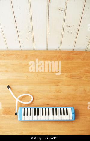 Harmonica clavier sur la table Banque D'Images