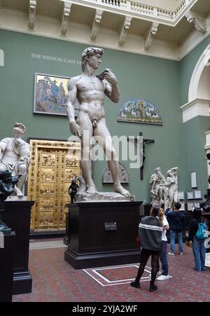 Victoria and Albert Museum, copies grandeur nature de sculptures classiques Banque D'Images