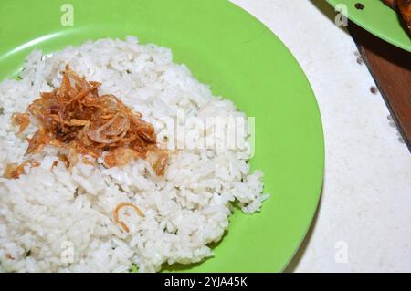 Nasi uduk, cuisine traditionnelle indonésienne, qui est le riz bouilli dans le lait de coco Banque D'Images