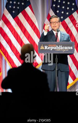 Washington, États-Unis. 13 novembre 2024. Le Président de la Chambre des représentants des États-Unis Mike Johnson (républicain de Louisiane) prend la parole lors d'une réunion avec des républicains de la Chambre à l'hôtel Hyatt Regency à Washington, DC, États-Unis, le 13 novembre 2024. Photo Allison Robbert/Pool via CNP/ABACAPRESS. COM Credit : Abaca Press/Alamy Live News Banque D'Images