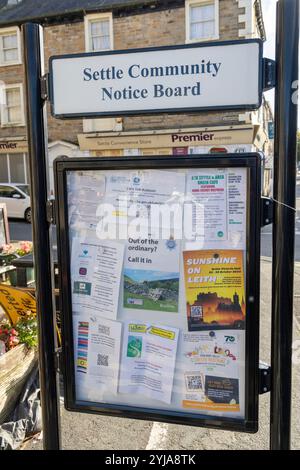 Settle, une ville de marché dans le Yorkshire Angleterre, panneau d'affichage de la communauté locale avec des événements et des activités de nouvelles locales, Royaume-Uni, 2024 Banque D'Images