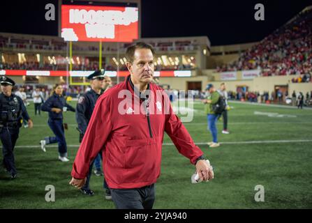 Bloomington, États-Unis. 09 novembre 2024. Curt Cignetti, entraîneur de l'Université de l'Indiana, quitte le terrain après un match de football de la NCAA contre le Michigan. Crédit : SOPA images Limited/Alamy Live News Banque D'Images