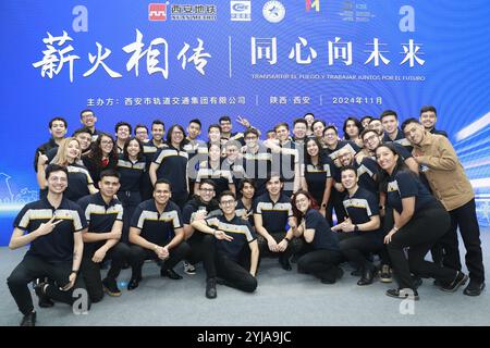 XI'an. 14 novembre 2024. Des stagiaires de Bogota posent pour une photo de groupe lors du début d'un programme de formation à l'exploitation du métro à Xi'an, dans la province du Shaanxi, au nord-ouest de la Chine, le 12 novembre 2024. POUR ALLER AVEC 'Across China : les étudiants colombiens prêts à partager le succès du métro chinois chez eux' crédit : Xinhua/Alamy Live News Banque D'Images