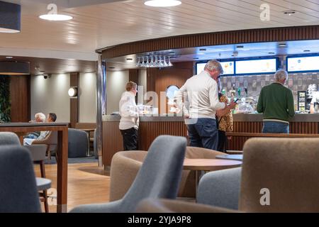 Les passagers à bord de Stena Line Britannica attendent pour commander des boissons au bar, traversée en ferry de Harwich à Hook of Holland Banque D'Images