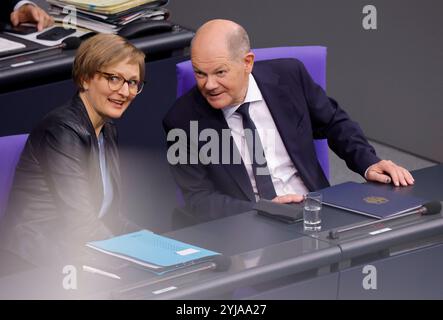 Dr Franziska Brantner, Bündnis 90/Die Grünen , Bundeskanzler Olaf Scholz SPD, Deutschland, Berlin, Reichstag, 13. Novembre 2024 199. Sitzung, Regierungserklärung zur aktuellen Lage *** Dr Franziska Brantner, Bündnis 90 Die Grünen , Chancelier fédéral Olaf Scholz SPD , Allemagne, Berlin, Reichstag, 13 novembre 2024 199 session , Déclaration du gouvernement sur la situation actuelle Banque D'Images