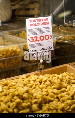 Bologne, Italie. 6 octobre 2024 - Tortellini Bolognesi avec une étiquette de prix sur un marché Banque D'Images