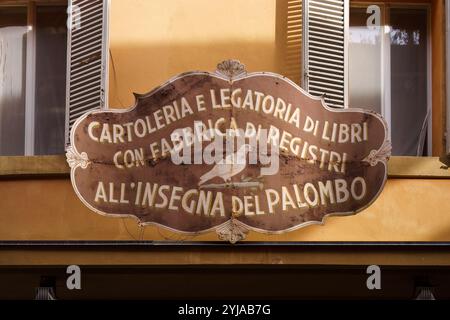 Bologne, Italie. 6 octobre 2024 - All'Insegna del Palombo dans la via Clavature Banque D'Images