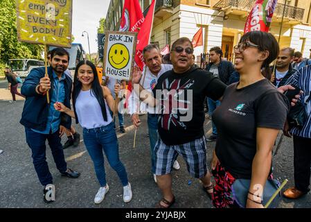 2018. Plus de 100 nettoyeurs, porteurs, agents de sécurité, réceptionnistes, jardiniers, le personnel de la salle de poste et le personnel audiovisuel en grève aujourd'hui à l'Université de Londres organisent un rassemblement animé au Sénat House. Le Syndicat des travailleurs indépendants de Grande-Bretagne est le plus grand syndicat dans les bâtiments de l'administration centrale de l'Université de Londres, mais ses membres y sont employés par un certain nombre d'entreprises externalisées, travaillant avec des pensions, des congés payés, des indemnités de maladie, des indemnités de maternité et de paternité moins élevées et beaucoup plus susceptibles de souffrir de brimades, de discrimination et de déductions illégales de salaires que leur i. Banque D'Images