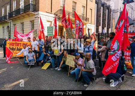 2018. Plus de 100 nettoyeurs, porteurs, agents de sécurité, réceptionnistes, jardiniers, le personnel de la salle de poste et le personnel audiovisuel en grève aujourd'hui à l'Université de Londres organisent un rassemblement animé au Sénat House. L'Université a affirmé que la grève avait peu de soutien. L'Union des travailleurs indépendants de Grande-Bretagne est le plus grand syndicat dans les bâtiments de l'administration centrale de l'Université de Londres, mais ses membres là-bas sont employés par un certain nombre de sociétés de sous-traitance, travaillant avec des pensions pires, des congés payés, des indemnités de maladie, des indemnités de maternité et de paternité et beaucoup plus susceptibles de souffrir de l'intimidation, Disc Banque D'Images