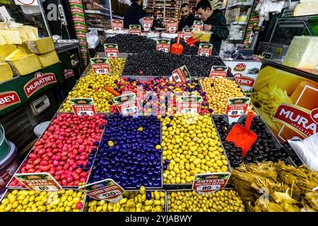 Grand choix d'olives sur le marché à Istanbul, Turquie Banque D'Images