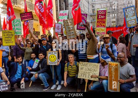 2018. Plus de 100 nettoyeurs, porteurs, agents de sécurité, réceptionnistes, jardiniers, le personnel de la salle de poste et le personnel audiovisuel en grève aujourd'hui à l'Université de Londres organisent un rassemblement animé au Sénat House. L'Université a affirmé que la grève avait peu de soutien. L'Union des travailleurs indépendants de Grande-Bretagne est le plus grand syndicat dans les bâtiments de l'administration centrale de l'Université de Londres, mais ses membres là-bas sont employés par un certain nombre de sociétés de sous-traitance, travaillant avec des pensions pires, des congés payés, des indemnités de maladie, des indemnités de maternité et de paternité et beaucoup plus susceptibles de souffrir de l'intimidation, Disc Banque D'Images