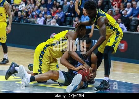 Oldenburg, Allemagne, 20 novembre 2019 : Eurocup. George King en action contre deux joueurs de l'EWE Oldenburg lors d'un match de l'Eurocup Banque D'Images