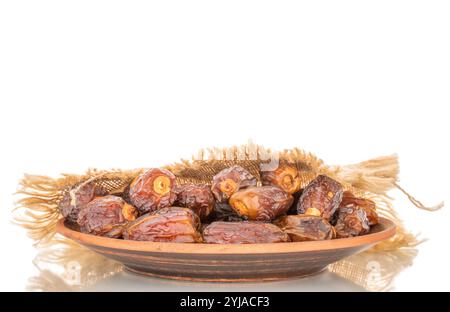 Dattes sucrées séchées avec des plats faits maison isolés sur fond blanc, gros plan. Banque D'Images