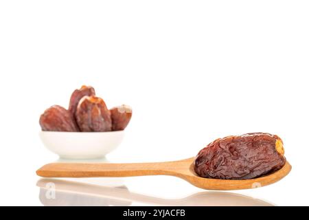 Dattes sucrées séchées avec des plats faits maison isolés sur fond blanc, gros plan. Banque D'Images