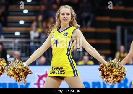 Oldenburg, Allemagne, 20 novembre 2019 : pom-pom blonde des paniers EWE Oldenburg dansant lors d'un match d'Eurocup à la Kleine EWE Arena. Banque D'Images