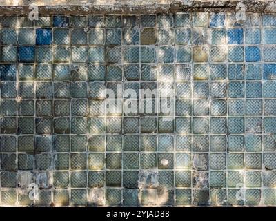 Vieux Mur de blocs de verre, verre dépoli texture brick wall background Banque D'Images