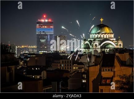 Belgrade, Serbie – 1er janvier 2024 : feux d’artifice du nouvel an sur le ciel de Belgrade, au-dessus du Temple de St Sava et vue panoramique nocturne de la ville Banque D'Images