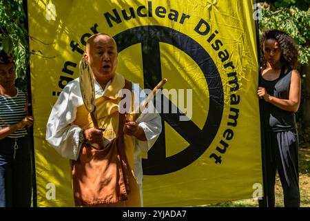 Londres, Royaume-Uni. 6 août 2018. Le Père Gyoro Nagase, moine bouddhiste, de la Pagode de la paix Battersea, bat une prière lors de la cérémonie de la CND de Londres en mémoire des victimes, passées et présentes à l’occasion du 73e anniversaire du largage de la bombe atomique sur Hiroshima, se souvenant également des personnes tuées et vivant avec les effets des radiations de la deuxième bombe atomique larguée sur Nagasaki trois jours plus tard. Les discours comprenaient une lecture en anglais de la déclaration faite plus tôt dans la journée lors de la commémoration à Hiroshima, et un appel de Rebecca Johnson, sur les fondateurs de l'ICAN, qui a reçu le prix Nobel de la paix P en 2017 Banque D'Images