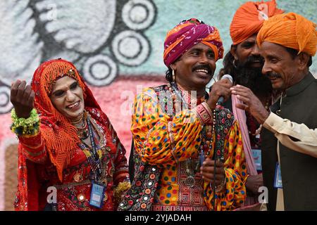 Islamabad, Pakistan. 13 novembre 2024. Des artistes se produisent lors du Festival Lok Mela à Islamabad, capitale du Pakistan, le 13 novembre 2024. Le festival folklorique annuel, connu sous le nom de Lok Mela, a lieu dans la capitale pakistanaise Islamabad du 8 au 17 novembre. Cet événement de dix jours offre une plateforme aux artistes de partout au pays pour présenter leurs œuvres artistiques et leurs performances. Crédit : Ahmad Kamal/Xinhua/Alamy Live News Banque D'Images