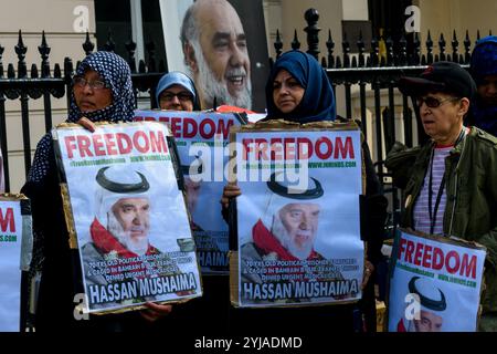 Londres, Royaume-Uni. 13 août 2018. Le gréviste de la faim Ali Mushaima qui se trouve devant l'ambassade de Bahreïn à Belgrave Square depuis le 1er août, demandant que son père de 70 ans en prison à Bahreïn reçoive les soins médicaux dont il a besoin d'urgence, des visites familiales (arrêtées il y a 18 mois) et l'accès aux livres a été attaqué tôt dimanche matin par le personnel à l'intérieur de l'ambassade, avec un seau d'un liquide inconnu jeté sur lui depuis le balcon de l'ambassadeur. Son père, Hassan Mushaima, et d'autres défenseurs des droits humains et dirigeants de l'opposition ont été enlevés en mars 2017, torturés brutalement et condamnés à la prison à perpétuité Banque D'Images