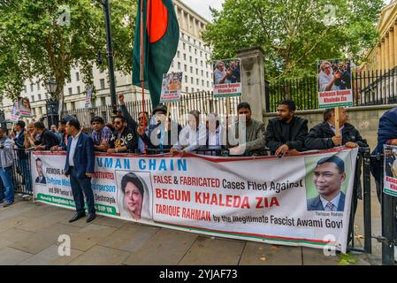 Londres, Royaume-Uni. 13 août 2018. Une manifestation organisée face à Downing St par le Parti nationaliste du Bangladesh au Royaume-Uni a appelé à la libération de leur chef de parti, la Begum Khaleda Zia, emprisonnée en février pour cinq ans pour détournement de fonds internationaux donnés à Zia orphanage Trust. L'accusation a été portée pour la première fois il y a une dizaine d'années, et la revendication du PNB est motivée par des considérations politiques. Son fils aîné Tarique Rahman a été condamné à 10 ans de prison mais est toujours à Londres. Khaleda Zia était la première dame du Bangladesh pendant la présidence de son mari Ziaur Rahman qui a fondé le Parti nationaliste du Bangladesh (BNP) en 1988 Banque D'Images