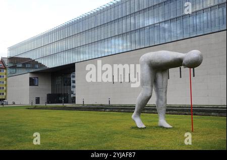 Le present Continuous, 2011 par le sculpteur Henk Hameçonnage vocal (b.1950). Le Staatliches Museum A gyptischer Kunst (Musée d'état de l'art égyptien). Kunstareal (Art District). Munich. L'Allemagne. Banque D'Images