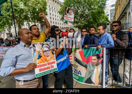 Londres, Royaume-Uni. 13 août 2018. Une manifestation organisée face à Downing St par le Parti nationaliste du Bangladesh au Royaume-Uni a appelé à la libération de leur chef de parti, la Begum Khaleda Zia, emprisonnée en février pour cinq ans pour détournement de fonds internationaux donnés à Zia orphanage Trust. L'accusation a été portée pour la première fois il y a une dizaine d'années, et la revendication du PNB est motivée par des considérations politiques. Son fils aîné Tarique Rahman a été condamné à 10 ans de prison mais est toujours à Londres. Khaleda Zia était la première dame du Bangladesh pendant la présidence de son mari Ziaur Rahman qui a fondé le Parti nationaliste du Bangladesh (BNP) en 1988 Banque D'Images