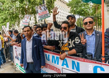 Londres, Royaume-Uni. 13 août 2018. Une manifestation organisée face à Downing St par le Parti nationaliste du Bangladesh au Royaume-Uni a appelé à la libération de leur chef de parti, la Begum Khaleda Zia, emprisonnée en février pour cinq ans pour détournement de fonds internationaux donnés à Zia orphanage Trust. L'accusation a été portée pour la première fois il y a une dizaine d'années, et la revendication du PNB est motivée par des considérations politiques. Son fils aîné Tarique Rahman a été condamné à 10 ans de prison mais est toujours à Londres. Khaleda Zia était la première dame du Bangladesh pendant la présidence de son mari Ziaur Rahman qui a fondé le Parti nationaliste du Bangladesh (BNP) en 1988 Banque D'Images
