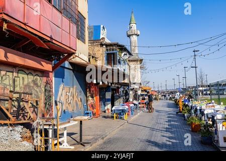 Ruelle de restaurants de poissons près du pont de Galata à Istanbul Turquie Banque D'Images