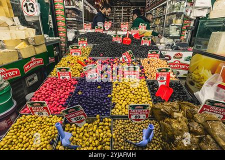 Grand choix d'olives sur le marché à Istanbul, Turquie Banque D'Images