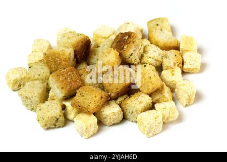 Croûtons croustillants isolés sur fond blanc Banque D'Images