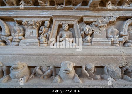 Vue rapprochée de l'ancienne base votive stupa avec Bouddha assis et le relief de sculpture en pierre des lions, monastère Jaulian, Taxila, Pakistan Banque D'Images