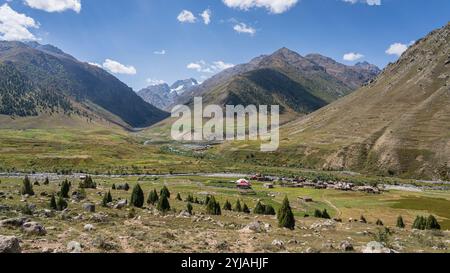 Paysage rural pittoresque de montagne avec village dans le parc national de Khunjerab, Hunza Nagar, Gilgit Baltistan, Pakistan Banque D'Images