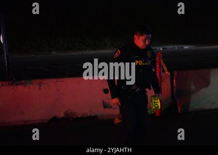 San Diego, États-Unis. 13 novembre 2024. Un policier a fermé la route sur les lieux. Il y a un incident qui se produit à l'autoroute 52 et Genesee Ave à San Diego le 13 novembre soir. Plusieurs policiers du Service de police de San Diego (SDPD) et de la California Highway Patrol (CHP) réagissent à cet incident et coupent rapidement la route. La police affirme que l'enquête est toujours en cours et qu'aucun détail ne peut encore être fourni. Crédit : SOPA images Limited/Alamy Live News Banque D'Images