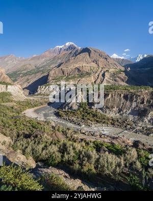 Vue panoramique verticale de la rivière Hunza et de la vallée, Hunza Nagar, Gilgit Baltistan, Pakistan Banque D'Images