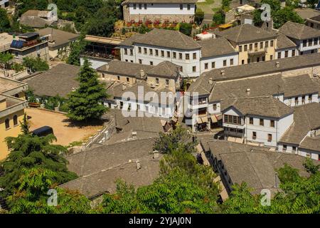 Le Bazar dans la vieille ville de Gjirokaster en Albanie, vu du château. Gjirokaster est célèbre pour son architecture ottomane, site classé au patrimoine mondial de l'UNESCO Banque D'Images