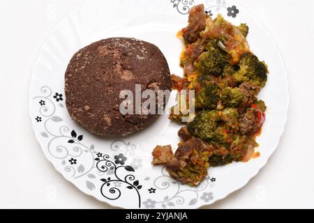 UGALI BRUN KENYAN SERVI AVEC BROCOLI ET RAGOÛT DE BŒUF Banque D'Images