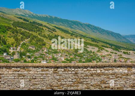 Une vue sur la vieille ville de Gjirokaster classée au patrimoine mondial de l'UNESCO et la vallée de Drino dans le sud de l'Albanie. Vu du toit du château. Banque D'Images