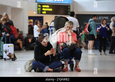 Photo du dossier datée du 28/2/2023 des passagers à l'aéroport international de Belfast, alors que les vols vers le Royaume-Uni et l'Irlande ont été annulés en raison de problèmes de contrôle de la circulation aérienne au Royaume-Uni. Les passagers des compagnies aériennes bénéficieront d'une application plus stricte des lois sur la protection des consommateurs suite à une enquête sur l'effondrement du contrôle du trafic aérien (ATC) en août 2023, a déclaré la secrétaire aux Transports Louise Haigh. Plus de 700 000 passagers ont subi des perturbations lorsque des vols ont été immobilisés dans des aéroports britanniques le 28 août dernier après que le fournisseur ATC National Air Traffic services (NATS) a subi un problème technique alors qu'il processin Banque D'Images