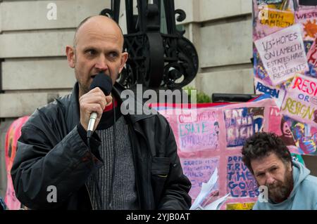 Londres, Royaume-Uni. 1er mai 2018. Andrew Cooper, dont les banderoles sont collées sur les murs de la mairie, prend la parole lors de la manifestation d'urgence devant la mairie de Lambeth avant les élections municipales de jeudi, qui appelle à une enquête publique sur la politique de logement du parti travailliste de Lambeth, à l'arrêt immédiat des démolitions de propriétés et à l'arrêt de la privatisation via Homes for Lambeth, qui mène au nettoyage social. Une demande de liberté d'information de Brixton Buzz le mois dernier a montré que le conseil a construit seulement 17 maisons municipales avec des locations sécurisées du conseil entre juin 2014 et mars 2018, malgré les revendications dans le Lam actuel Banque D'Images