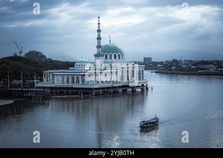 Masjid India Kuching ou Mosquée flottante à Kuching Sarawak Malaisie Banque D'Images